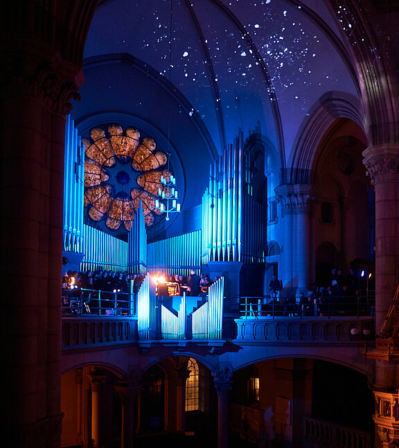 Chor_vor_Orgel_Kuppelprojektion_800.jpg